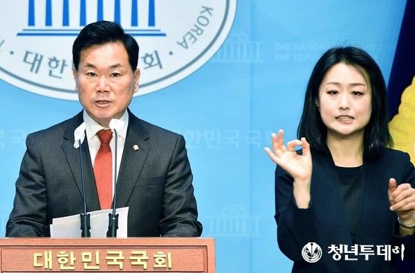 김승수 국민의힘 국회의원이 국회 소통관에서 기자회견을 하고 있다.(사진=김승수 의원실)