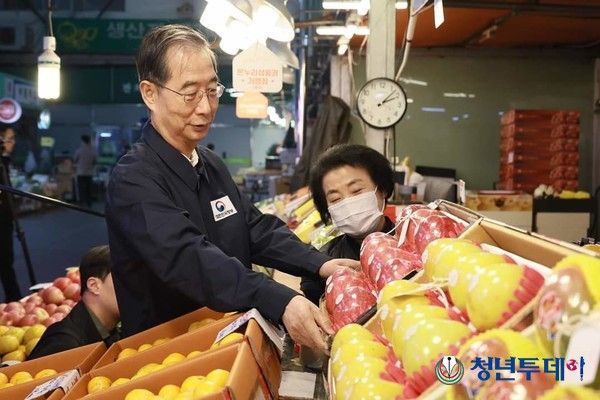 한덕수 국무총리가 추석을 앞두고 전통시장을 찾아 민생경제를 점검하고 있다.(사진=국무총리실)