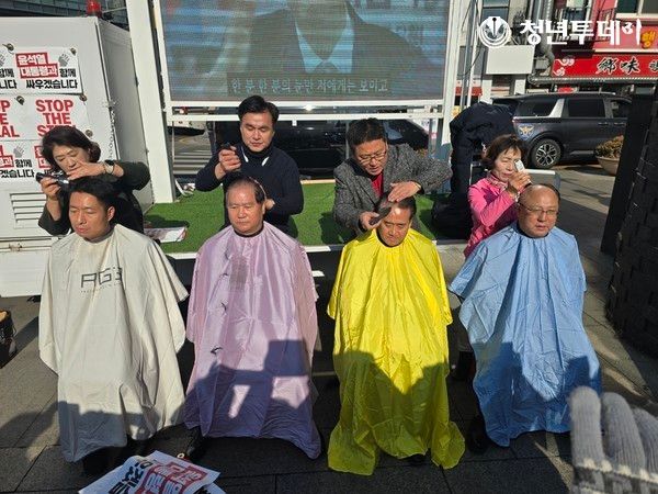 지난 1월 17일 탄핵반대 집회에서 삭발하는 4명의 시구의원들(우측 첫번째 박중화 의원). 사진=장효남 기자