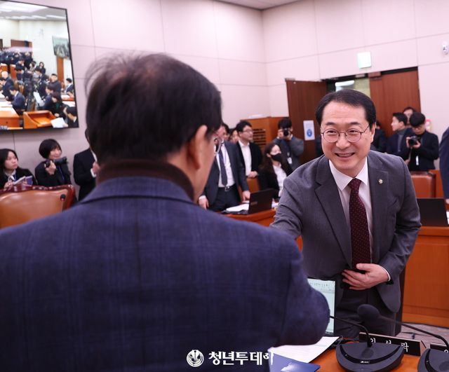 김건 국민의힘 의원이 26일 오전 서울시 영등포 국회 국회본청 외교통일위원회 회의실에서열린 제422회 국회(임시회)제1차 전체회의에 참석해 더불어민주당 의원들과 인사를 나누고 있다. 2025.02.26[사진=청년투데이 김원혁 기자]