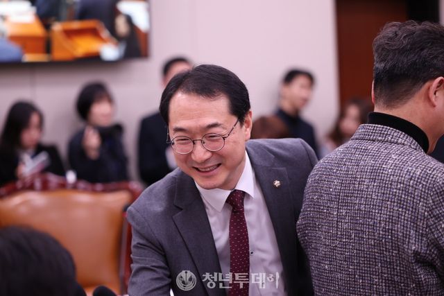 김건 국민의힘 의원이 26일 오전 서울시 영등포 국회 국회본청 외교통일위원회 회의실에서열린 제422회 국회(임시회)제1차 전체회의에 참석해 더불어민주당 의원들과 인사를 나누고 있다. 2025.02.26 [사진=청년투데이 김원혁 기자]