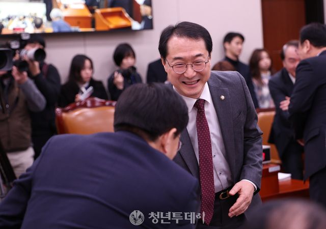 김건 국민의힘 의원이 26일 오전 서울시 영등포 국회 국회본청 외교통일위원회 회의실에서열린 제422회 국회(임시회)제1차 전체회의에 참석해 더불어민주당 의원들과 인사를 나누고 있다. 2025.02.26 [사진=청년투데이 김원혁 기자]