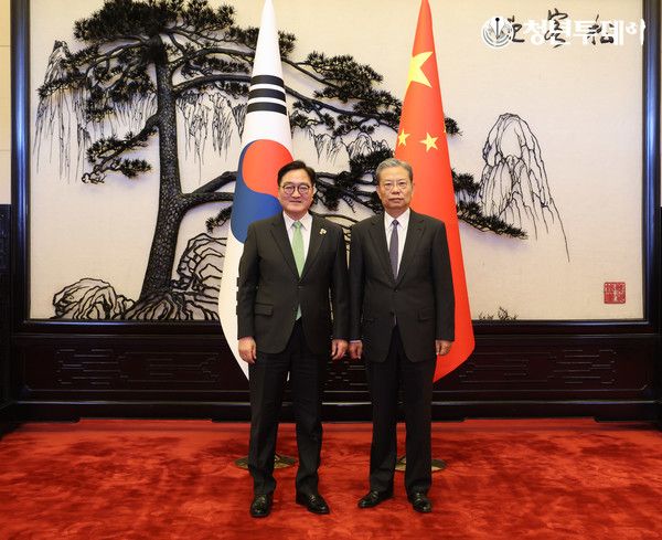 우원식 의장이 면담에 앞서 자오러지 전인대 상무위원장과 기념촬영을 하고 있는 모습. 사진=국회