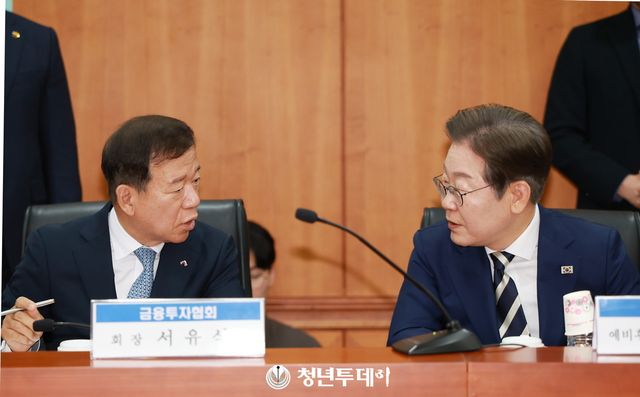 이재명 더불어민주당 예비후보가 21일 오전 서울시 영등포구 금융투자협회 대회의실에서 열린 자본시장 활성화를 위한 정책간담회에 참석해 서유석 금융투자협회장과 이야기를 나누고있다. 2025.04.21 [사진=청년투데이 김충구 기자]