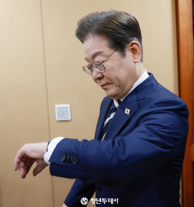 이재명 더불어민주당 예비후보가 21일 오전 서울시 영등포구 금융투자협회 대회의실에서 열린 자본시장 활성화를 위한 정책간담회에 참석하기 위해 회의실로 이동하면서 시간을 확인하며 이동하고 있다. 이날 토론회는 10분 연기되어 시작했다. 2025.04.21 [사진=청년투데이 김충구 기자]