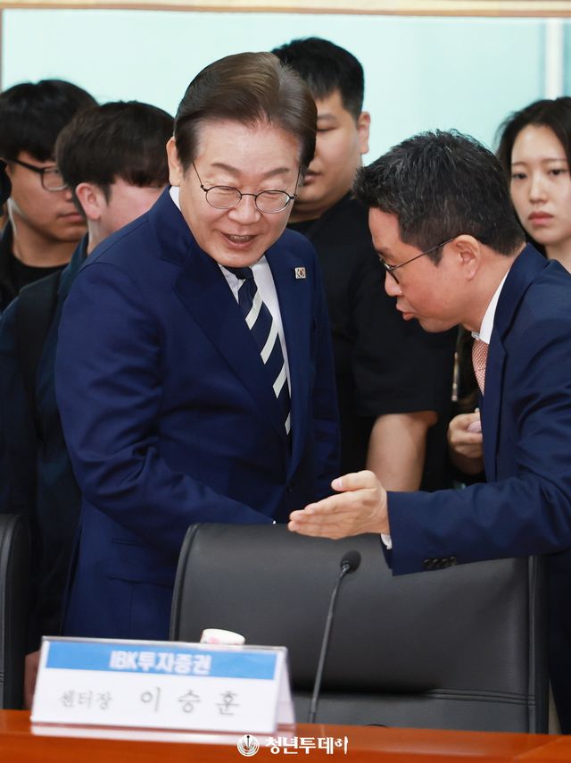 이재명 더불어민주당 예비후보가 21일 오전 서울시 영등포구 금융투자협회 대회의실에서 열린 자본시장 활성화를 위한 정책간담회에서 IBK투자증권 이승훈 센터장과 인사를 나누고있다.2025.04.21[사진=청년투데이 김충구 기자]