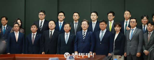 이재명 더불어민주당 예비후보가 21일 오전 서울시 영등포구 금융투자협회 대회의실에서 열린 자본시장 활성화를 위한 정책간담회에서 센터장들과 기념촬영을 하고있다.2025.04.21[사진=청년투데이 김충구 기자]