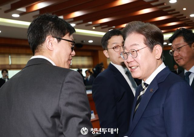 이재명 더불어민주당 예비후보가 21일 오전 서울시 영등포구 금융투자협회 대회의실에서 열린 자본시장 활성화를 위한 정책간담회에서 센터장들과 인사를 나누고있다.2025.04.21[사진=청년투데이 김충구 기자]