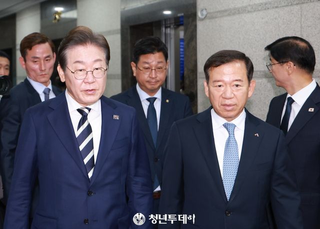 이재명 더불어민주당 예비후보가 21일 오전 서울시 영등포구 금융투자협회 대회의실에서 열린 자본시장 활성화를 위한 정책간담회에 참석하기위해 서유석 금융투자협회장과 나란히 입장하고 있다.2025.04.21[사진=청년투데이 김충구 기자]