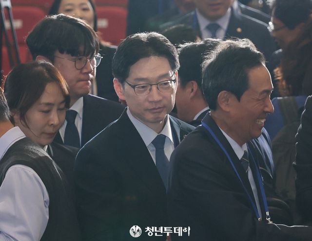 김경수 총괄 선거대책위원장이 30일 오후 서울시 영등포구 국회의원회관 대강당에서 열린 제21대 대통령선거 '진짜 대한민국' 중앙선거대책위원회 출범식에 입장하고 있다. 2025.04.30[사진=청년투데이 김원혁 기자]