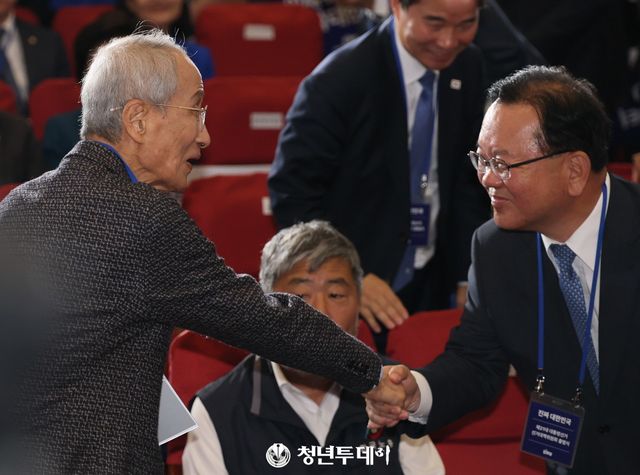 윤여준 총괄 선거대책위원장이 30일 오후 서울시 영등포구 국회의원회관 대강당에서 열린 제21대 대통령선거 '진짜 대한민국' 중앙선거대책위원회 출범식에 김부겸 전총리와 인사를 나누고있다.&nbsp;2025.04.30[사진=청년투데이 김원혁 기자]