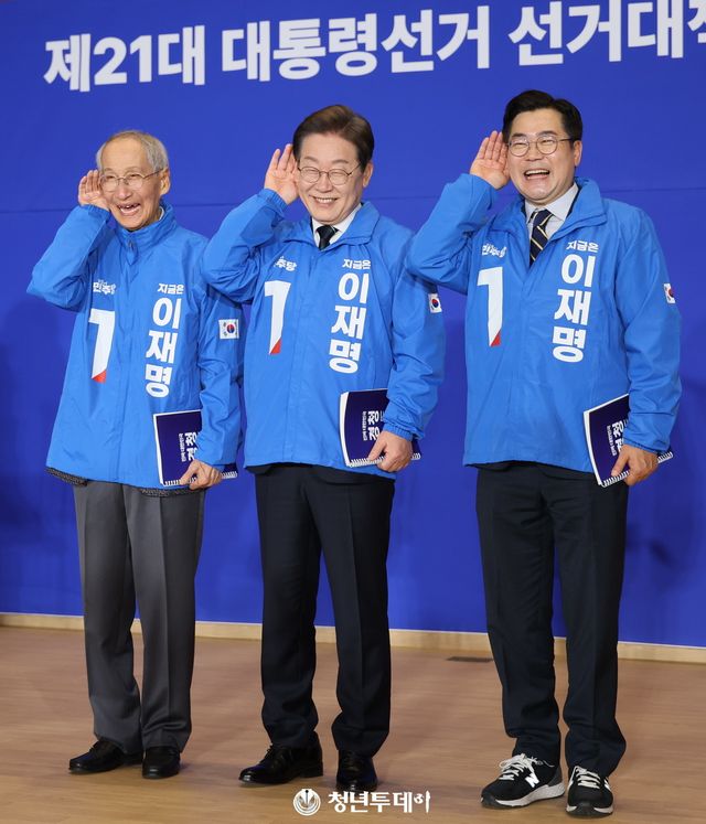 이재명 더불어민주당 대통령선거후보가 30일 오후 서울시 영등포구 국회의원회관 대강당에서 열린 제21대 대통령선거 '진짜 대한민국' 중앙선거대책위원회 출범식에서 국민의 목소리에 귀를 기울이겠다는 의미의 '경청 퍼포먼스'를 하고 있다. 2025.04.30[사진=청년투데이 김원혁 기자]