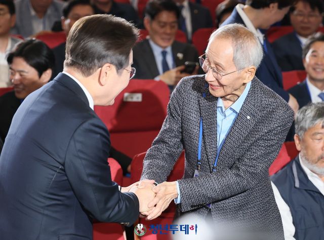 윤여준 총괄 선거대책위원장이 30일 오후 서울시 영등포구 국회의원회관 대강당에서 열린 제21대 대통령선거 '진짜 대한민국' 중앙선거대책위원회 출범식에서&nbsp;이재명 후보와 인사를 나누고 있다.&nbsp; 2025.04.30[사진=청년투데이 김원혁 기자]