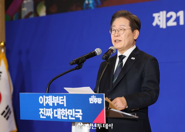 이재명 더불어민주당 대통령선거후보가 30일 오후 서울시 영등포구 국회의원회관 대강당에서 열린 제21대 대통령선거 '진짜 대한민국' 중앙선거대책위원회 출범식에서 인사말을 하고있다. 2025.04.30[사진=청년투데이 김원혁 기자]