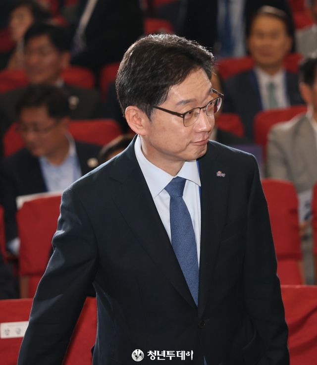 김경수 총괄 선거대책위원장이 30일 오후 서울시 영등포구 국회의원회관 대강당에서 열린 제21대 대통령선거 '진짜 대한민국' 중앙선거대책위원회 출범식에 입장하고 있다. 2025.04.30[사진=청년투데이 김원혁 기자]