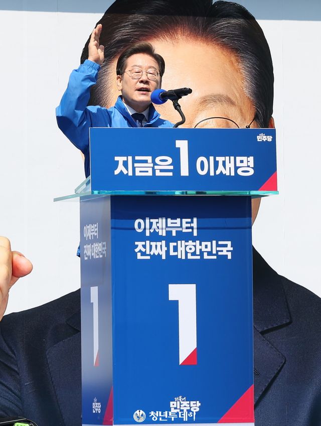 이재명 더불어민주당 대통령 후보가 공식 선거운동 첫날인 12일 오전 서울 중구 청계광장에서 연설을 하고 있다. 2025.05.12 [사진=김충구 기자]