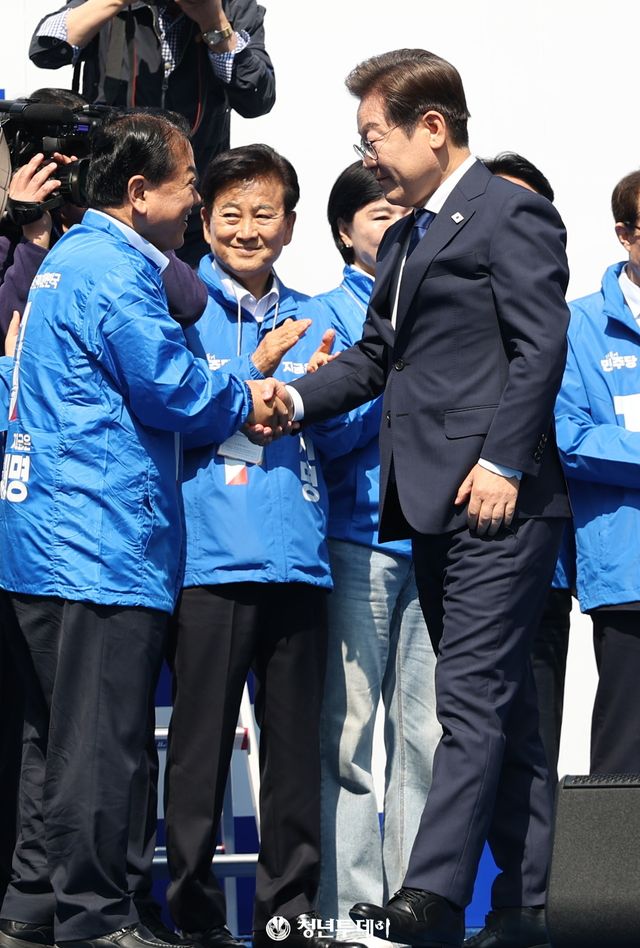 이재명 더불어민주당 대통령 후보가 공식 선거운동 첫날인 12일 오전 서울 중구 청계광장에서 인사를 나누고 있다. 2025.05.12 [사진=김충구 기자]