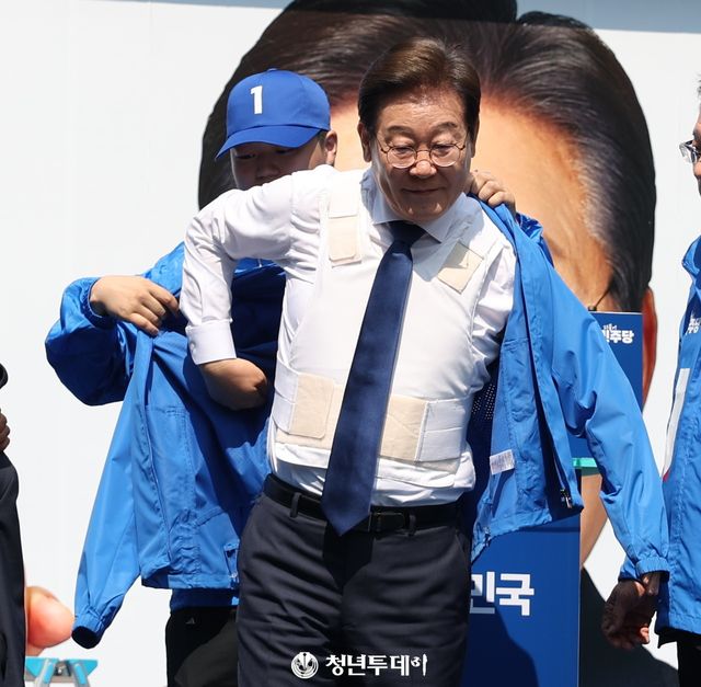 이재명 더불어민주당 대통령 후보가 공식 선거운동 첫날인 12일 오전 서울 중구 청계광장에서 방탄복위에 운동복으로 환복하고 있다. 2025.05.12 [사진=김충구 기자]