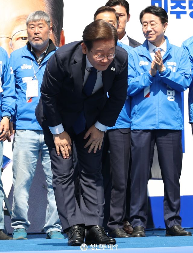 이재명 더불어민주당 대통령 후보가 공식 선거운동 첫날인 12일 오전 서울 중구 청계광장에서 허리숙여 인사하고 있다. 2025.05.12 [사진=김충구 기자]