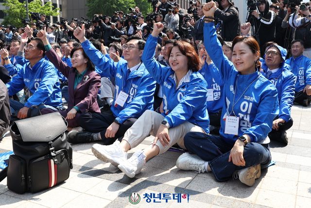 대통령 후보가 공식 선거운동 첫날인 12일 오전 서울 중구 청계광장에서 열린 출정식에 더불어민주당 의원들이 참석해 응원을 하고있다. 2025.05.12 [사진=김충구 기자]