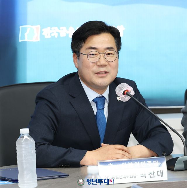 박찬대 더불어민주당 상임총괄선거대책위원장이 8일 오후 서울시 중구 다동 전국금융산업노동조합 회의실에서 열린 더불어민주당 지지선언 및 정책협약식에 참석해 인사말을 하고 있다. 2025.05.08 [사진=청년투데이 김충구 기자]