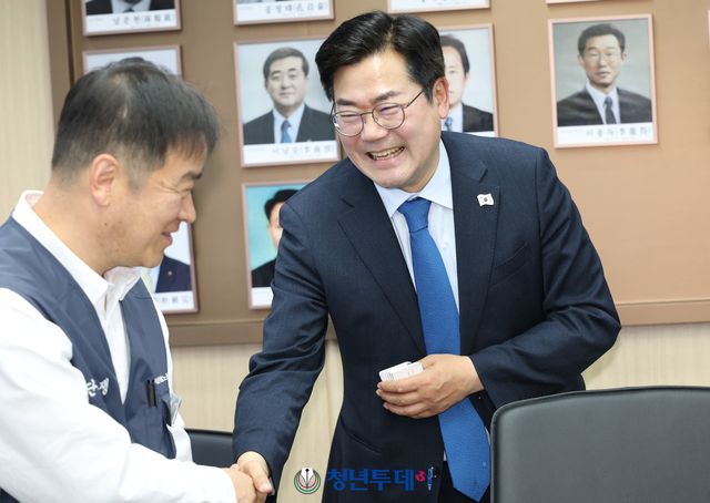 박찬대 더불어민주당 상임총괄선거대책위원장이 &nbsp;8일 오후 서울시 중구 다동 전국금융산업노동조합 회의실에서 열린 더불어민주당 지지선언 및 정책협약식에 참석해 김진홍 신한은행지부 위원장과 인사를 나누고 있다. 2025.05.08[사진=청년투데이 김원혁 기자]