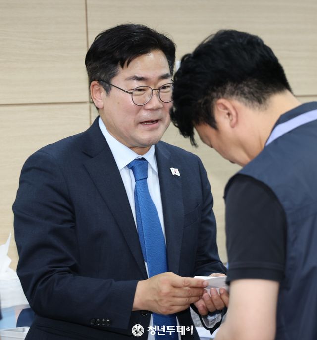 박찬대 더불어민주당 상임총괄선거대책위원장이 &nbsp;8일 오후 서울시 중구 다동 전국금융산업노동조합 회의실에서 열린 더불어민주당 지지선언 및 정책협약식에 참석해 인사를 나누고 있다. 2025.05.08[사진=청년투데이 김원혁 기자]