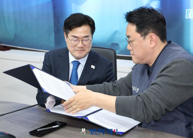 박찬대 더불어민주당 상임총괄선거대책위원장이 8일 오후 서울시 중구 다동 전국금융산업노동조합 회의실에서 열린 더불어민주당 지지선언 및 정책협약식에 협약서에 서명하고 서로 교환하고 있다. 2025.05.08 [사진=청년투데이 김충구 기자]