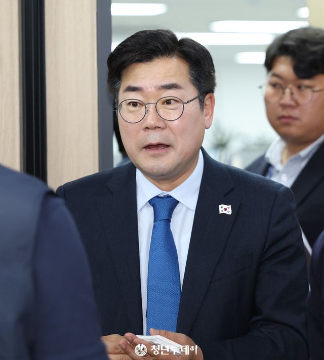 박찬대 더불어민주당 상임총괄선거대책위원장이 &nbsp;8일 오후 서울시 중구 다동 전국금융산업노동조합 회의실에서 열린 더불어민주당 지지선언 및 정책협약식에 참석해 인사를 나누고 있다. 2025.05.08[사진=청년투데이 김원혁 기자]