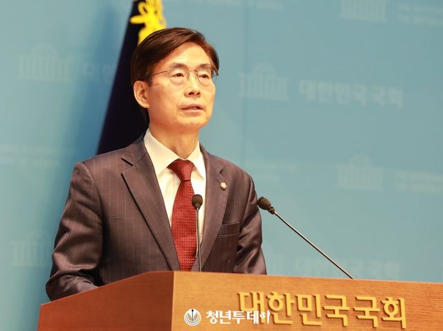 국민의힘 조경태 의원이 27일(일) 오후 서울 영등포 국회 소통관2층 기자회견장에서 '혁신후보 단일화를 촉구 하는 기자회견을 하고있다.2025.7.27[사진=청년투데이 김원혁 기자]