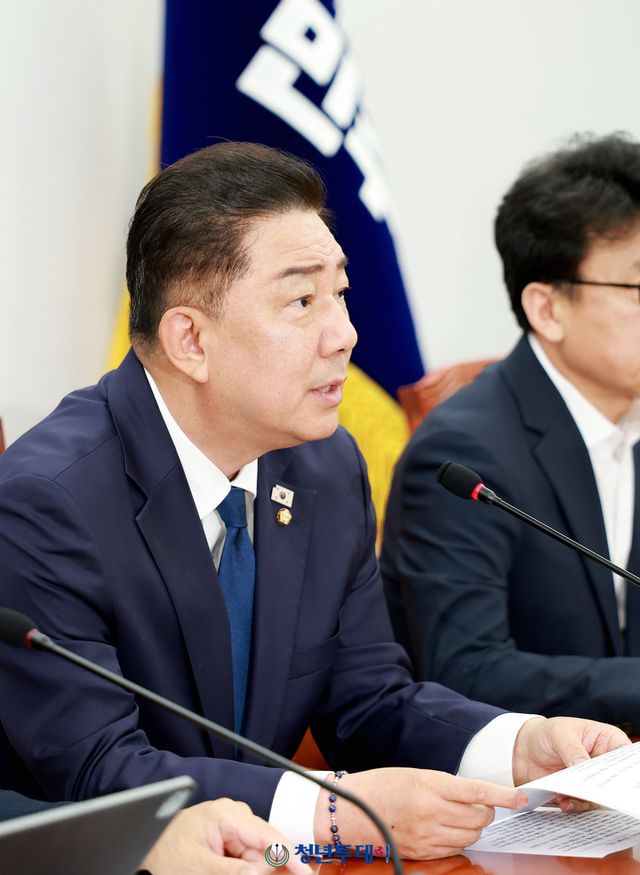 김병기 당대표 직무대행 겸 원내대표가&nbsp; 29일 오전 서울기 영등포 국회 더불어민주당 원내대표회의실에서&nbsp;제46차 민주당 원내대책회의에서 모두발언을 하고있다.2025.7.27[사진=국회 김원혁 기자]