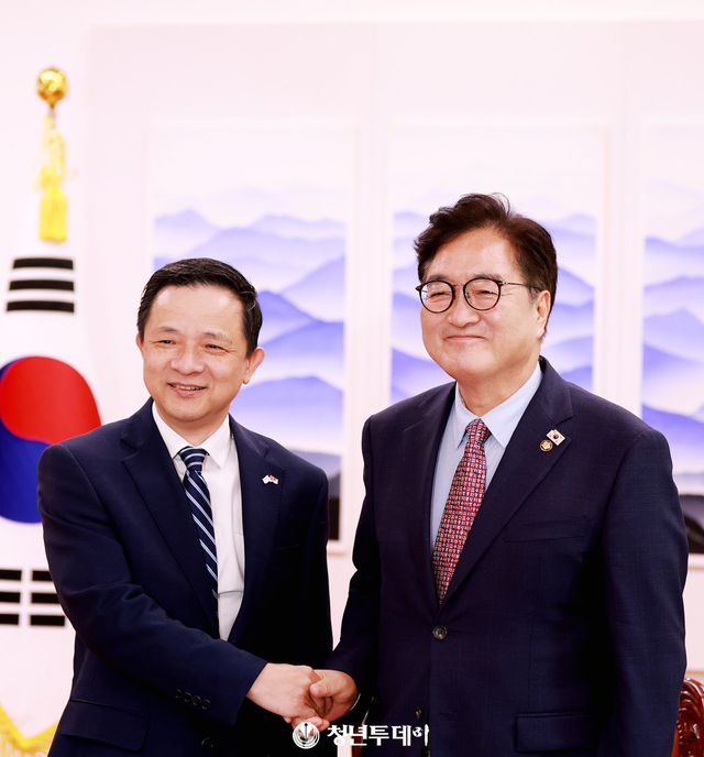 우원식 국회의장(오른쪽)이 20일 오후 서울 여의도 국회 집무실에서 다이빙 주한중국대사와 인사를 나누고있다.2025.8.20[사진=국회 김원혁 기자]&nbsp;