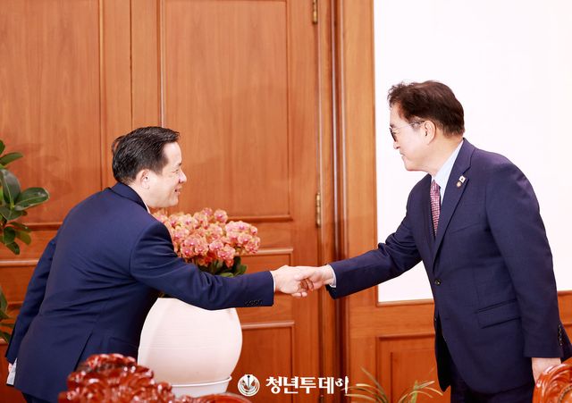 우원식 국회의장(오른쪽)이 20일 오후 서울 여의도 국회 집무실에서 다이빙 주한중국대사와 인사를 나누고있다.2025.8.20[사진=국회 김원혁 기자]&nbsp;