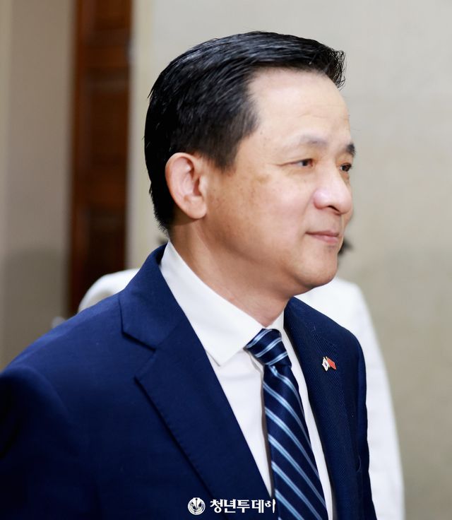 다이빙 주한중국대사가 우원식 국회의장 집무실로 이동하고 있다.2025.8.20[사진=국회 김원혁 기자]&nbsp;