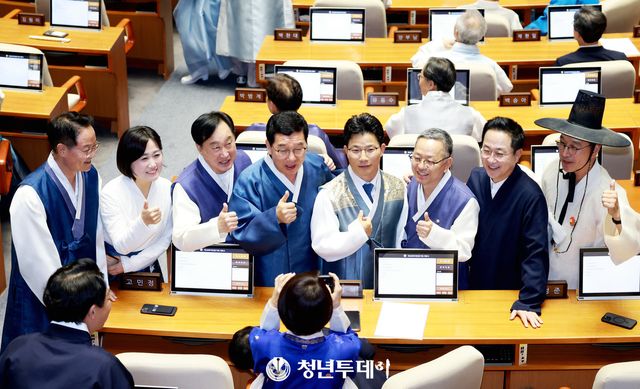 1일 오후 서울 영등포 국회 본회의장에서 한복을 차려입은 더불어민주당 의원들이 기념사진을 찍고있다. 2025.09.01[사진=김원혁 기자]