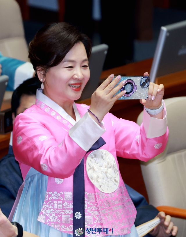 더불어민주당 이수진 의원이 1일 오후 서울 영등포 국회 본회의장에서 열린 정기국회 개회식에 한복을 차려입고 참석해 기념촬영을 하고있다.2025.09.01[사진=김원혁 기자]