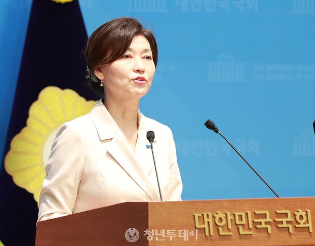 조국혁신당 강경숙 의원이&nbsp;1일 오전 서울시 영등포 국회 소통관2층 기자회견장에서 매관매직 의혹이 불거진 이배용 국가교육위원장의 즉각 휴가 복귀 및 사퇴를 요구하는 기자회견을 하고있다.2025.9.1[사진=김원혁 기자]