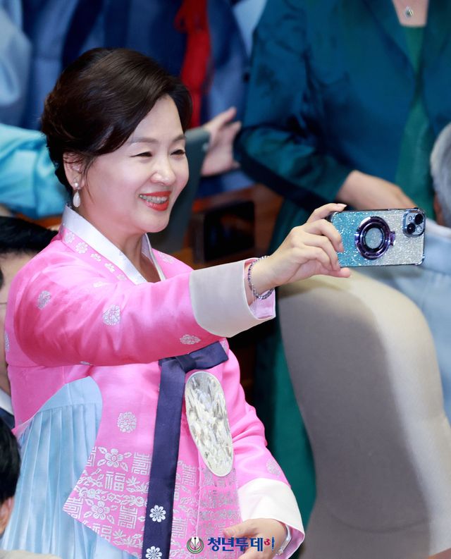 더불어민주당 이수진 의원이 1일 오후 서울 영등포 국회 본회의장에서 열린 정기국회 개회식에 한복을 차려입고 참석해 기념촬영을 하고있다.2025.09.01[사진=김원혁 기자]