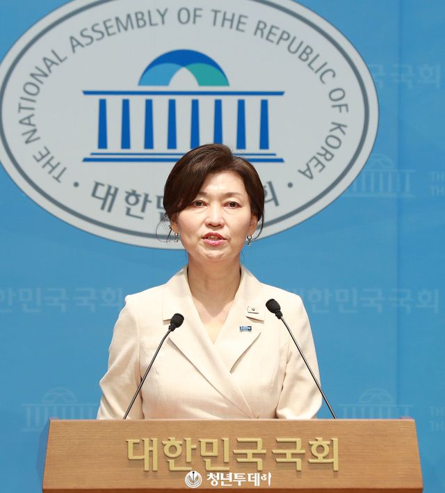 조국혁신당 강경숙 의원이&nbsp;1일 오전 서울시 영등포 국회 소통관2층 기자회견장에서 매관매직 의혹이 불거진 이배용 국가교육위원장의 즉각 휴가 복귀 및 사퇴를 요구하는 기자회견을 하고있다.2025.9.1[사진=김원혁 기자]