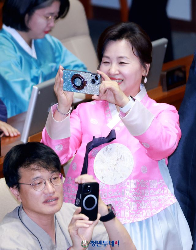 더불어민주당 이수진 의원이 1일 오후 서울 영등포 국회 본회의장에서 열린 정기국회 개회식에 한복을 차려입고 참석해 기념촬영을 하고있다.2025.09.01[사진=김원혁 기자]