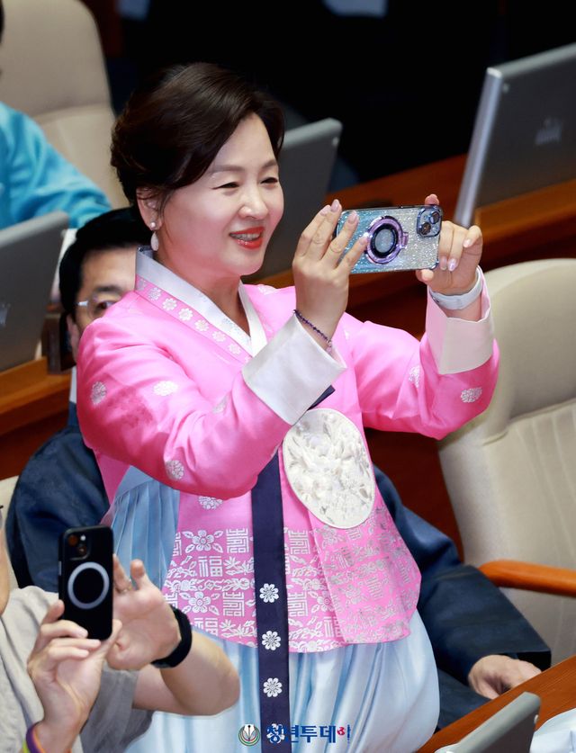 더불어민주당 이수진 의원이 1일 오후 서울 영등포 국회 본회의장에서 열린 정기국회 개회식에 한복을 차려입고 참석해 기념촬영을 하고있다.2025.09.01[사진=김원혁 기자]