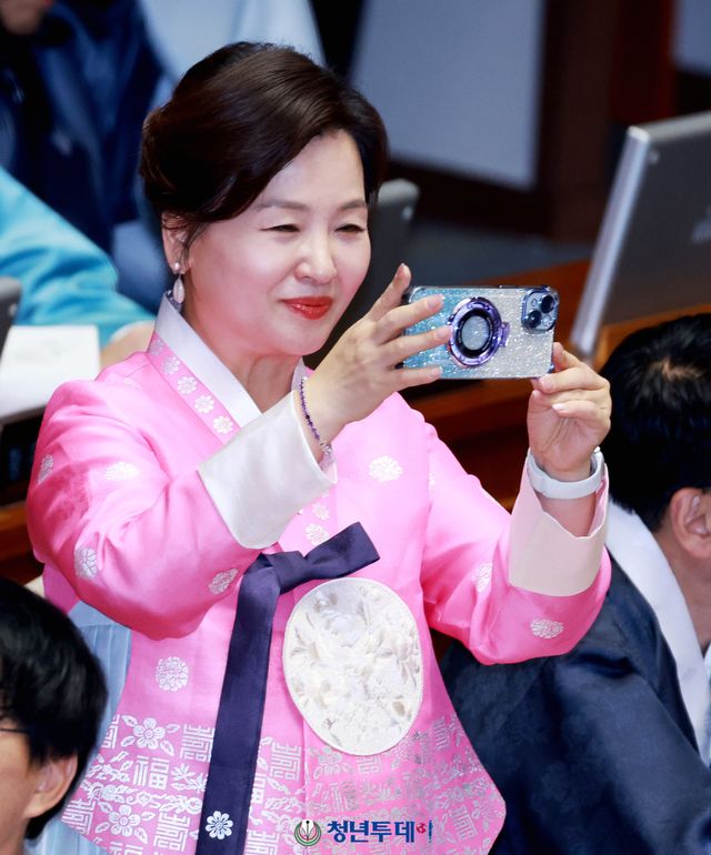 더불어민주당 이수진 의원이 1일 오후 서울 영등포 국회 본회의장에서 열린 정기국회 개회식에 한복을 차려입고 참석해 기념촬영을 하고있다.2025.09.01[사진=김원혁 기자]