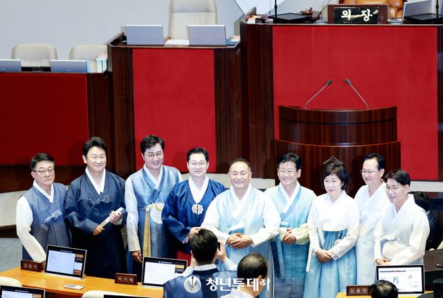 1일 오후 서울 영등포 국회 본회의장에서 한복을 차려입은 더불어민주당 의원들이 기념사진을 찍고있다.2025.09.01[사진=김원혁 기자]