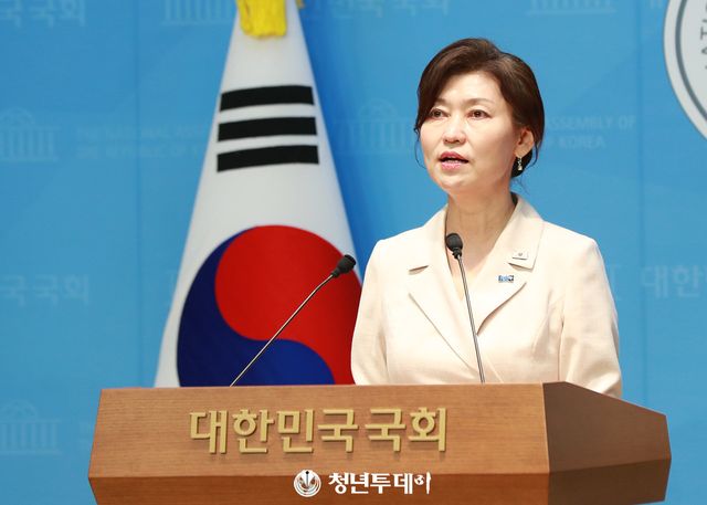 조국혁신당 강경숙 의원이&nbsp;1일 오전 서울시 영등포 국회 소통관2층 기자회견장에서 매관매직 의혹이 불거진 이배용 국가교육위원장의 즉각 휴가 복귀 및 사퇴를 요구하는 기자회견을 하고있다.2025.9.1[사진=김원혁 기자]