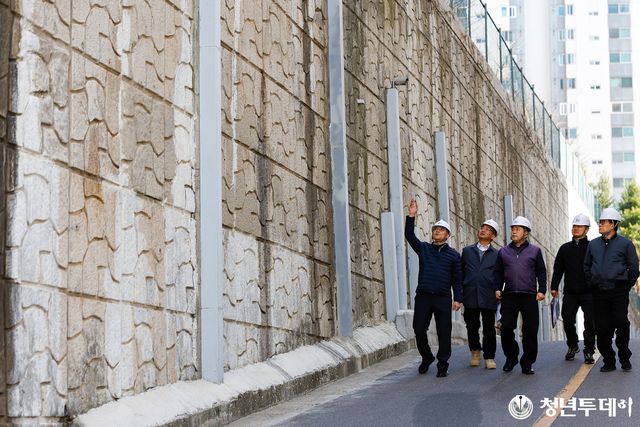 해빙기 현장 점검하는 SH 황상하 사장 일행. 사진=SH