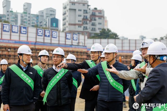 해빙기 현장 점검하는 SH 황상하 사장 일행. 사진=SH