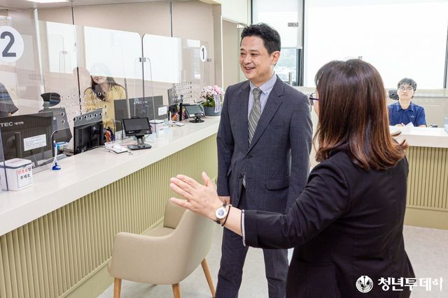 검단구청 여권민원실을 방문 중인 임상우 재외국민보호.영사 담당 정부대표. 사진=외교부