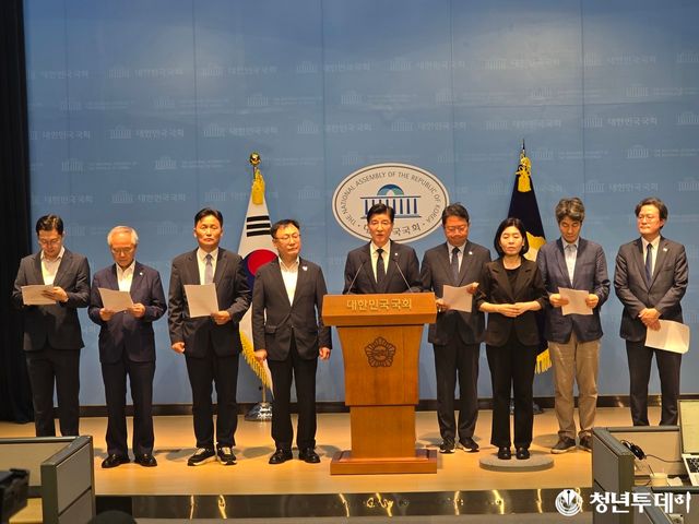 국민의힘 최영중 전 청주시의원 통신영장 기각과 관련 국회에서 기자회견하는 더불어민주당 법제사법위원회와 행정안전위원회 위원들. 사진=장효남 기자