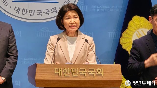 국민의힘 이진숙 의원 소통관 기자회견 모습. 사진=장효남 기자