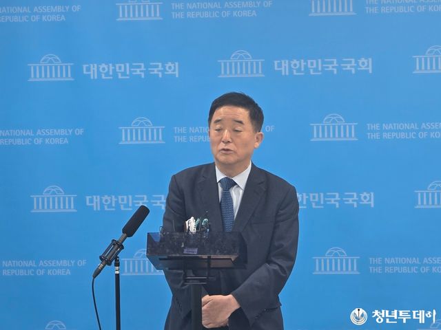 기자회견 후 기자들과 일문일답을 하고 있는 강득구 의원. 사진=장효남 기자
